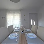 Mia I Josip Lägenhet *